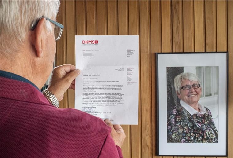 Bremerhaven: Aufruf zur Knochenmarkspende Siegfried Welters, Ehemann der verstorbenen Poloitikerin und Pädagogin Brigitte Lückert, ist überwältigt von der großen Spendenresonanz an die DKMS.