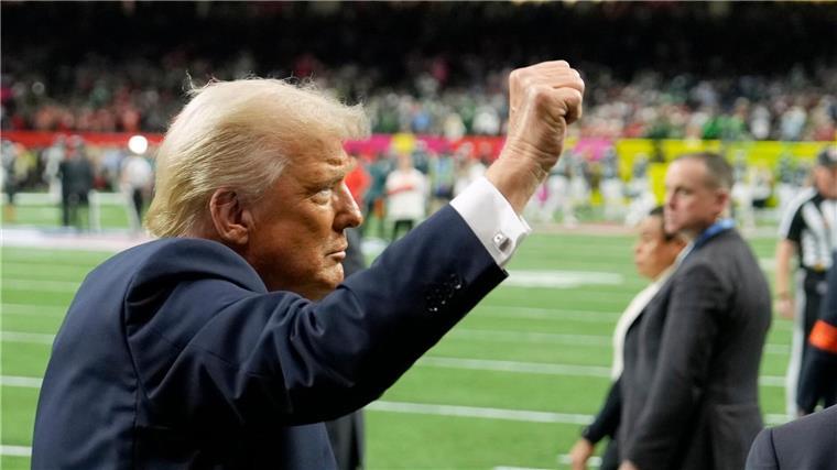 Sieht auch den Sport als politische Bühne: Donald Trump als Gast beim Super Bowl.