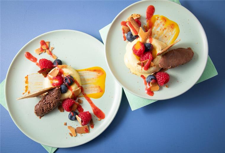Cool bleiben bei Hitze: Diese Sommerdesserts sind echte Frische-Kicks Sieht aus wie ein Bagel aus Eis: In sogenannte Savarin-Formen wird das Mangoeis gefüllt und gefroren. Die Mitte wird mit Fruchtigem gefüllt, dazu einen Klecks Schokoladenmousse, Mango- und Erdbeerpüree drunter und drüber streichen.