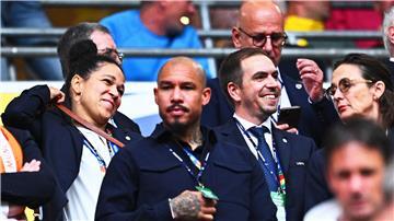 Sieht die DFB-Elf gegen Spanien nicht chancenlos: Turnierdirektor Philipp Lahm (Mitte,r).