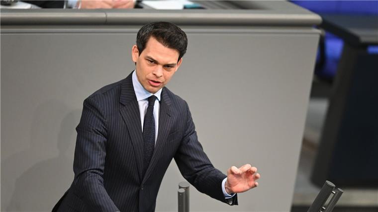 Sieht Hafenpolitik als nationale Aufgabe: Der neue Koordinator der Bundesregierung für die Maritime Wirtschaft und den Tourismus, Christoph Ploß. (Archivbild)
