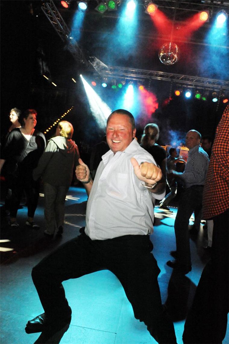 Elvis lebt! Er wohnt in Bremerhaven Sieht nicht so aus, klingt verdammt nach dem Original: Der Mann, der sich Martin Klinge nennt. Foto asc-f