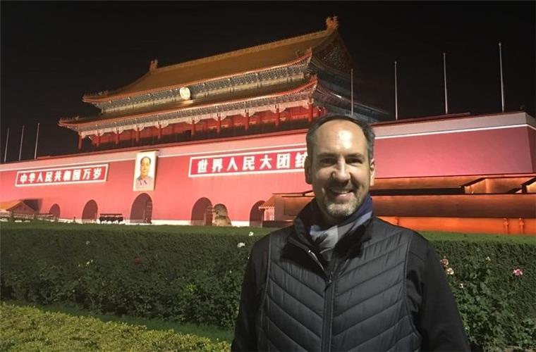 Ex-Eisbären-Trainer startet erfolgreich in sein China-Abenteuer Sightseeing bei Nacht: Sebastian Machowski vor den Toren der berühmten „Verbotenen Stadt“ in Chinas Hauptstadt Peking.