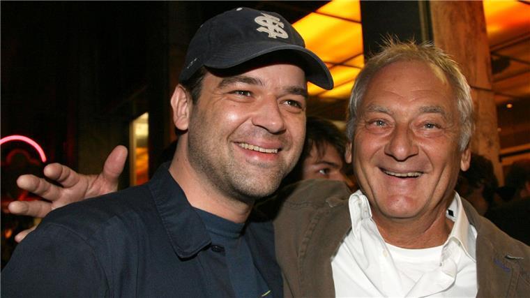 Sigi Rothemund (r) mit Sohn Marc 2007 in München. Der Regisseur ist auf der spanischen Balearen-Insel Menorca gestorben.