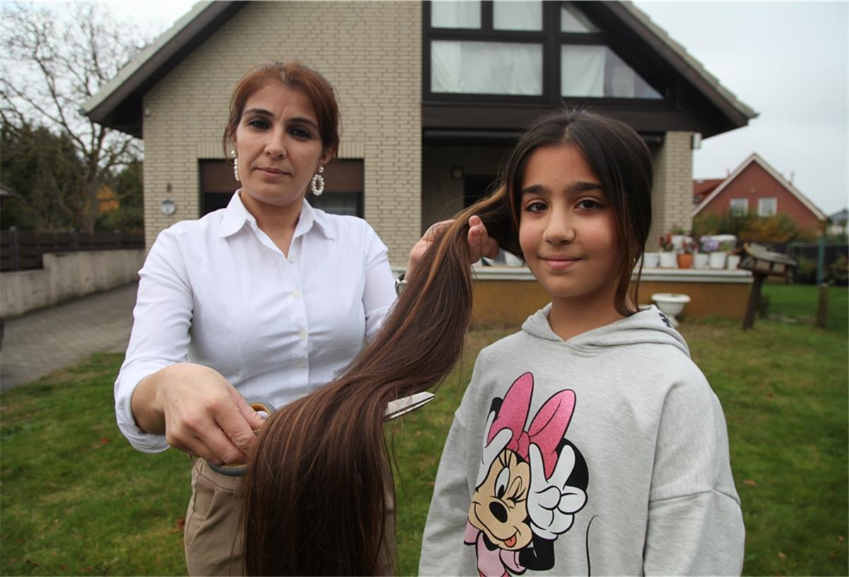Haare ab für Krebskranke: Kinder aus dem Cuxland engagieren sich Siham Abdulfatah schneidet die Haarpracht ihrer Tochter Malak ab. Malak will die Haare spenden.