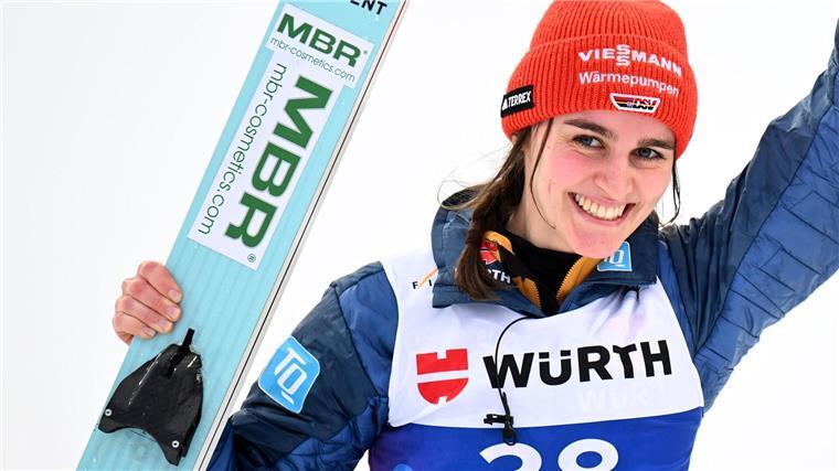 Mit „sieben Zwetschgen“ zu WM-Silber: Freitag belohnt sich Silbergewinnerin Freitag freut sich nach ihrem WM-Coup.