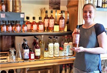 Silka Schlichting mit einer der ersten in den Verkauf kommenden Flaschen des Single Malt Whiskys aus Neuhaus. 