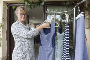 Silke Juilfs schneidert in ihrer Werkstatt in Mulsum Tracht mit nordischem Einschlag. 