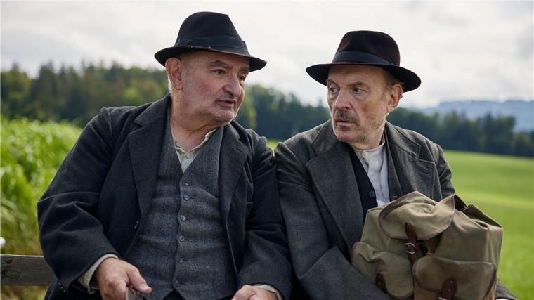 Silvan Heingeiger (Sigi Zimmerschied, l.) nimmt den Schuster Julius Kraus (Josef Hader) mit seiner Kutsche mit zum Leder kaufen in einer Szene des Fernsehzweiteilers „Sturm kommt auf“.