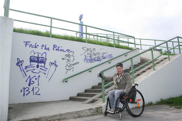 Für Rollstuhlfahrer wird der Deich zum Bergmassiv Silvana Nowacki würde gerne an der Schleusenstraße auf den Deich kommen. Doch die Treppe ist für sie unüberwindbar.