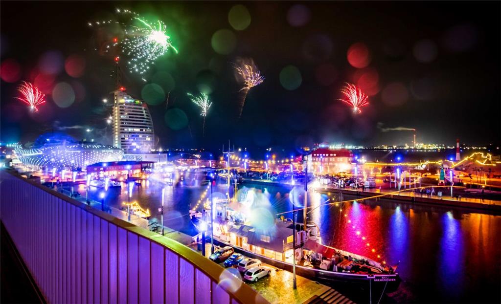 Silvester 2018/19 am Bremerhavener Deich und Neuen Hafen mit Havenwelten. Im Bil...