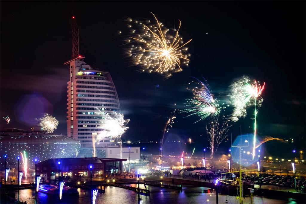 Silvester 2018/19 am Bremerhavener Deich und Neuen Hafen mit Havenwelten. Im Bil...