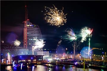 Silvester 2018/19 am Bremerhavener Deich und Neuen Hafen mit Havenwelten. Im Bil...