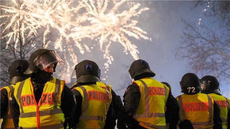 Der privaten Knallerei zu Silvester droht das Aus Silvester, Alkohol und Feuerwerk sind eine Mischung, die die Polizei und auch Rettungskräfte massiv fordert. Und so fordern die Polizeigewerkschaft wie auch Mediziner ein generelles Feuerwerksverbot.
