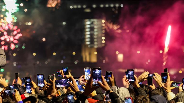 Mobilfunk-Datenvolumen an Silvester zieht kräftig an Silvester in Düsseldorf - und Tausende Menschen am Rheinufer filmen mit.