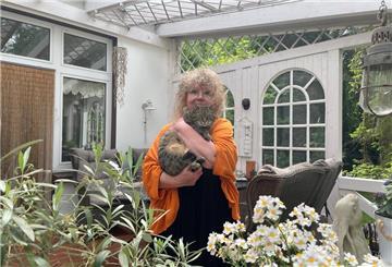 Frau mit Katze