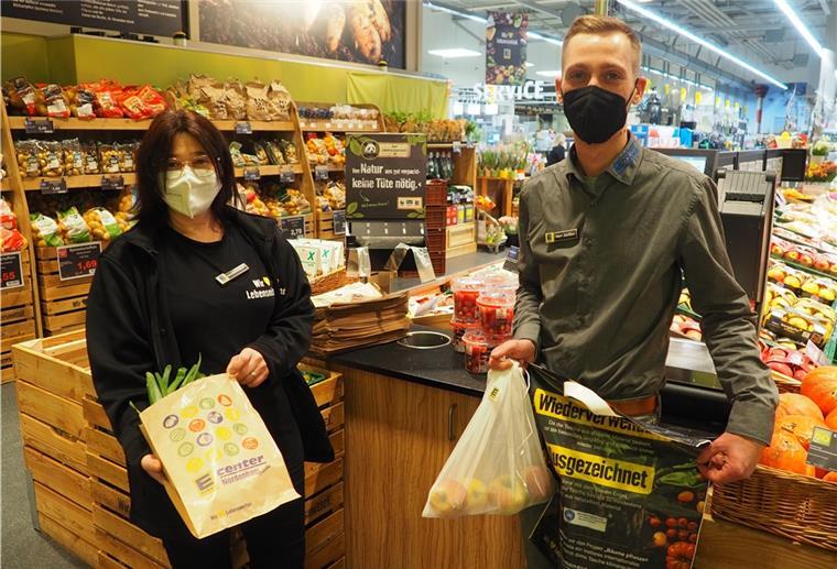 Silvia Lauer-Pargmann, Mitarbeiterin der Obst- und Gemüseabteilung und Keno Janßen, stellvertretender Marktleiter, präsentieren die Verpackungsmöglichkeiten im Edeka-Center Lehrke.