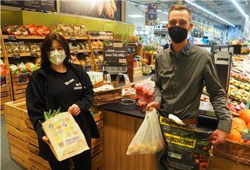 Silvia Lauer-Pargmann, Mitarbeiterin der Obst- und Gemüseabteilung und Keno Janßen, stellvertretender Marktleiter, präsentieren die Verpackungsmöglichkeiten im Edeka-Center Lehrke.