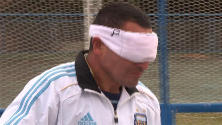 Silvio Velo möchte die argentinische Blindenfußball-Nationalmannschaft bei den Paralympischen Spielen in Rio zu Gold schießen. Das Zeug dazu hat er. Sein Spitzname: "Der blinde Lionel Messi".