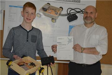Simon Brandt aus der Klasse 10c hat ein elektrisch angetriebenes Fahrzeug entwickelt, für das er beim Regionalentscheid von "Jugend forscht" mit dem 2. Platz im Fachbereich Technik belohnt wurde. Lehrer Thomas Appel zeigt stolz die Urkunde. Foto Scheiter