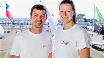 Simon Diesch (l) und Anna Markfort segelten zu WM-Silber. 