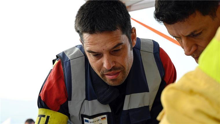 Tränen zum Abschied: Deutsche Feuerwehrleute auf Heimreise Simon Friz (links), Teamleiter der insgesamt 67 Feuerwehrleute aus Bonn, Düsseldorf und Celle, die bei der Bekämpfung schwerer Waldbrände in Spanien geholfen haben, bei einer Einsatzbesprechung. Für die Deutschen ging es auch darum, das Wissen ihrer südeuropäischen Kollegen mit nach Deutschland zu nehmen. (Archivbild)