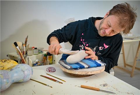 Simon Hof hat während seines Aufenthalts im Wilke-Atelier vor allem Muscheln und andere Meerestiere gestaltet. Foto: Scheschonka