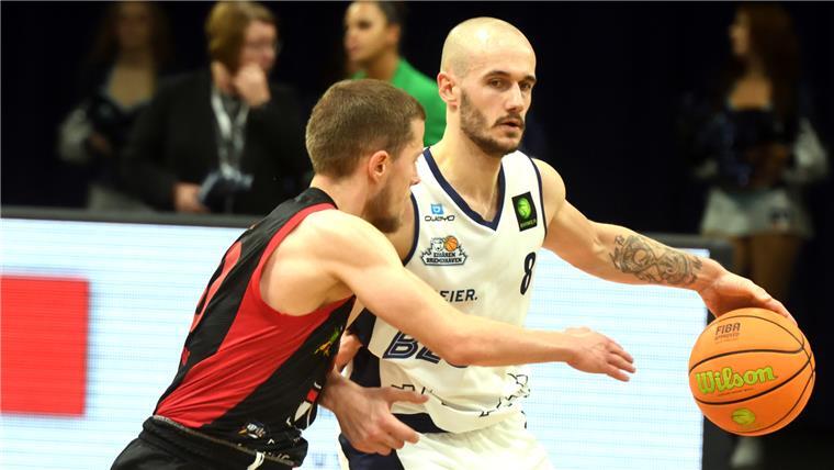 Die Eisbären werden im Nordderby überrannt Simon Krajcovic (rechts) spielte eine katastrophale erste Halbzeit mit fünf Ballverlusten.