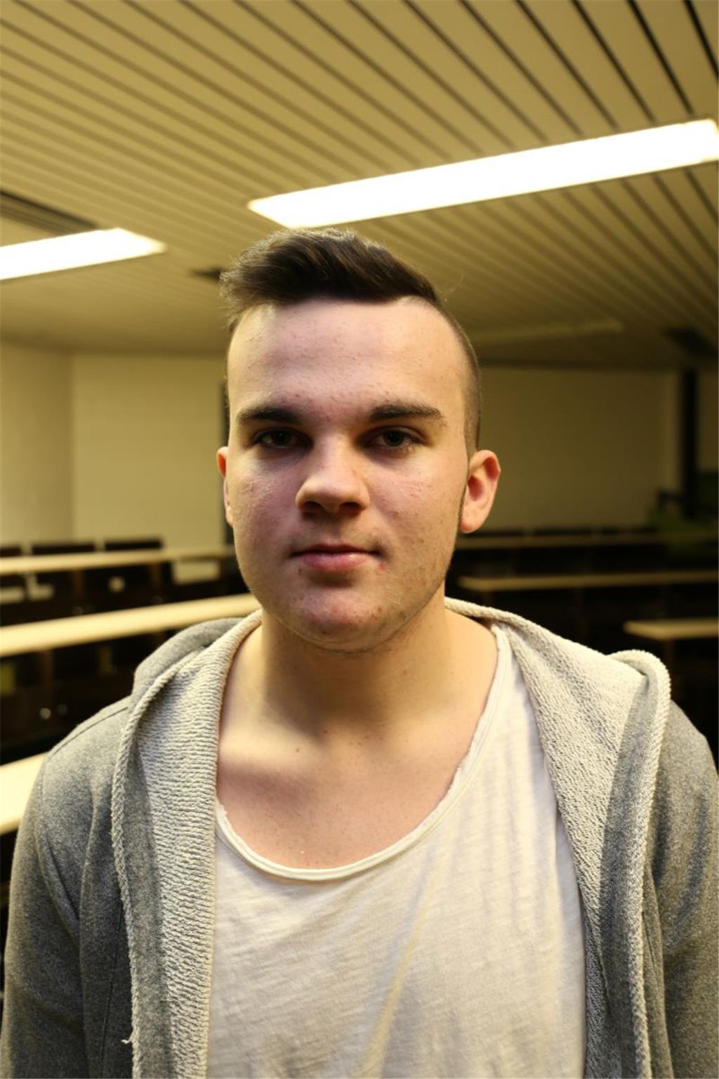 Simon Schnibben (16) aus Hagen: »Der Schulkiosk bietet zu wenig. Es fehlen zum Beispiel Donuts.«