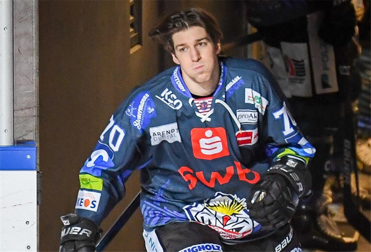 Pinguins wollen sich gegen Nürnberg revanchieren Eishockeyspieler läuft auf das Eis. Simon Stowasser hat einen Rückschlag zu verkraften. Der Pinguins-Verteidiger wurde nicht für die U20-WM nominiert.