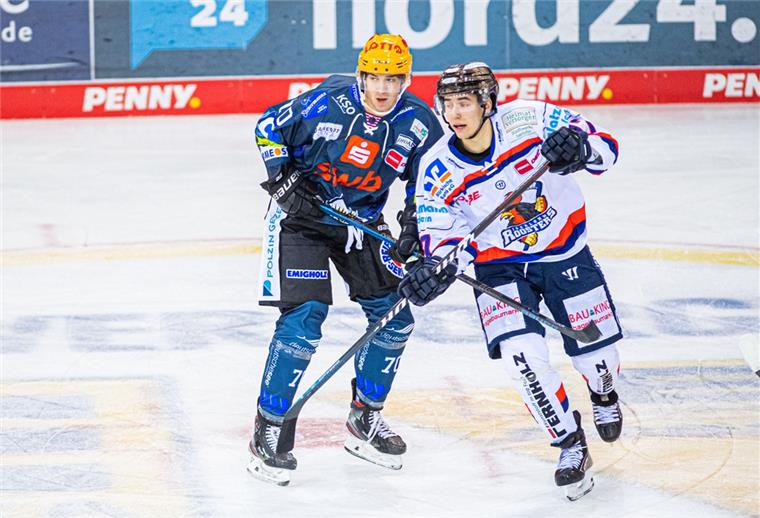 Stowasser ist zufrieden mit seinem Pinguins-Debüt Simon Stowasser (links) feierte gegen Iserlohn sein Debüt bei den Fischtown Pinguins.