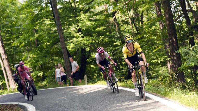 Klettershow am Finestre: Brite Yates vor Giro-Triumph Simon Yates (r) distanziert Richard Carapaz und Isaac del Toro (l) am Colle delle Finestre.
