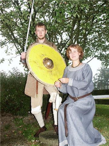 Simone Becker und Hauke Haake in mittelalterlicher Gewandung freuen sich auf ihren Auftritt beim Burgfest in Bad Bederkesa.