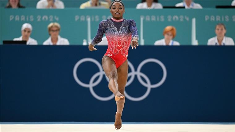 Kein weiteres Olympia-Gold: Superstar Biles patzt zweimal Simone Biles turnt am Boden.