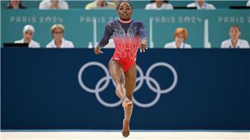 Simone Biles turnt am Boden.
