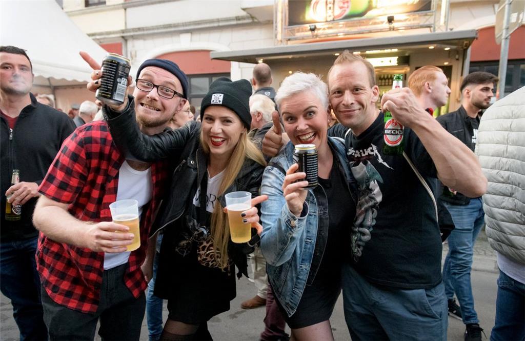 Simone und Mareike feiern mit ihrer Begleitung auf dem Straßenfest. Foto: Masora...