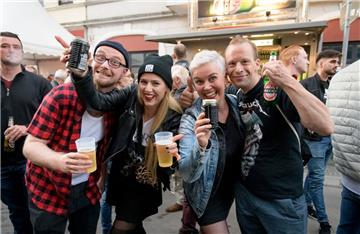 Simone und Mareike feiern mit ihrer Begleitung auf dem Straßenfest. Foto: Masora...