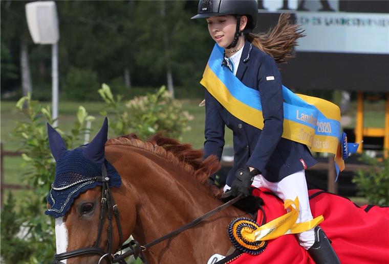 Zweimal Gold für Zeven Sina Marie Holsten (hier mit Zauberpony) gewann auf Concas den LM-Titel bei den Children (U14).