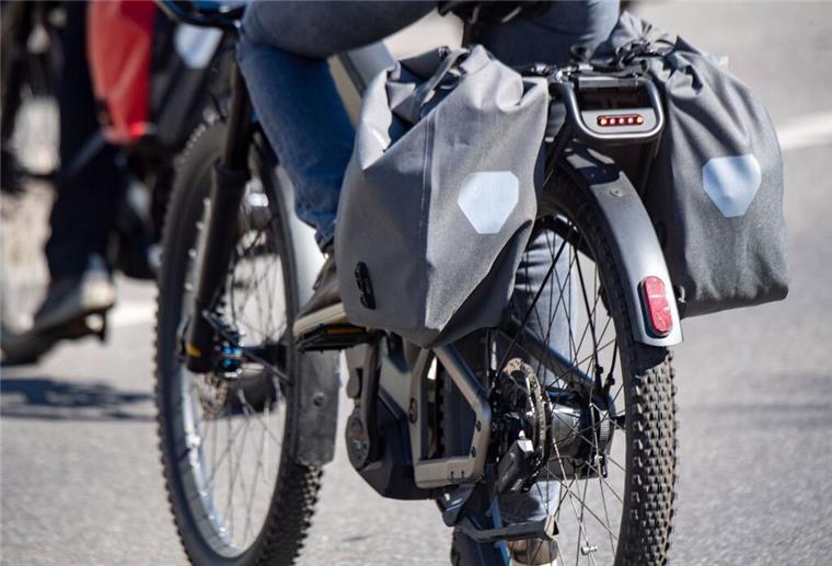 Die Bremerhavenerin Sina fährt mit dem E-Bike zur Arbeit nach Bremen, um Zugverspätungen zu entgehen. Für sie sind die 74 Kilometer pure Entspannung und Training.