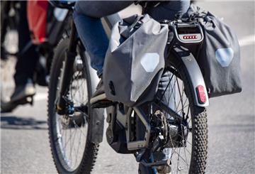 Die Bremerhavenerin Sina fährt mit dem E-Bike zur Arbeit nach Bremen, um Zugverspätungen zu entgehen. Für sie sind die 74 Kilometer pure Entspannung und Training.