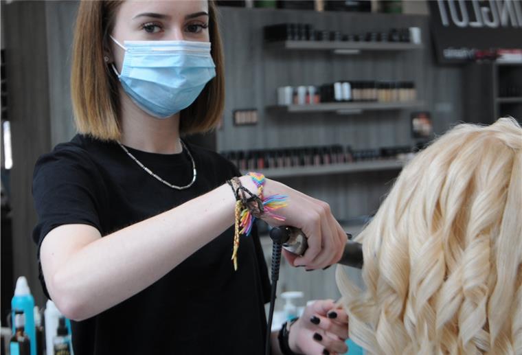 Sina Rautzenberg beginnt ihre Ausbildung zur Friseurin im Salon Haarika in Nordenham.
