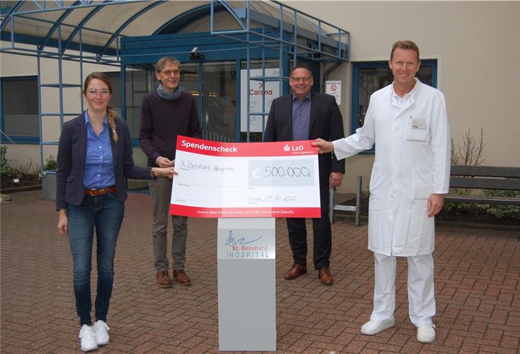 Sind dankbar für die einmalige Spende über eine halbe Millionen Euro (von links): Klinik-Pressesprecherin Maxi Krahl, Pfarrer Gregor Stratmann, Hospital-Geschäftsführer Ingo Penner und der Ärztliche Direktor Dr. Jan Henrik Herrfurth.
