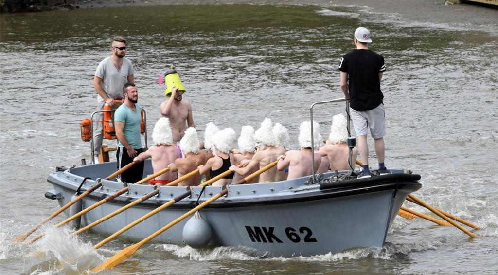 Sind das Badehauben oder Perücken? Foto: Scheer