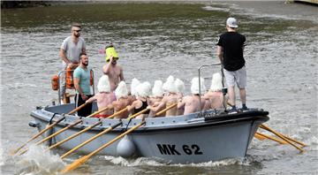 Sind das Badehauben oder Perücken? Foto: Scheer