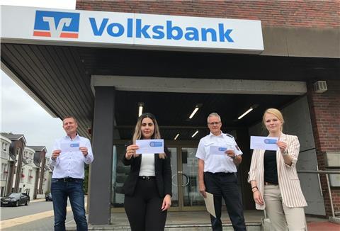 Sind froh, dass eine Geldübergabe verhindert werden konnte (von links): Kundenberater Marc Spreemann und Bankkauffrau Sevgi Hamrash sowie Klaus Lücke, Leiter des Braker Polizeikommissariats, und Polizeikommissarin Joana Breda. 