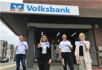 Sind froh, dass eine Geldübergabe verhindert werden konnte (von links): Kundenberater Marc Spreemann und Bankkauffrau Sevgi Hamrash sowie Klaus Lücke, Leiter des Braker Polizeikommissariats, und Polizeikommissarin Joana Breda. 