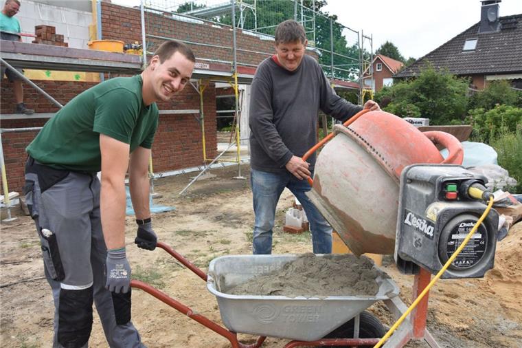 Vierden: Starke Männer bauen Großes für das Dorf Sind gerne auf der Baustelle: Stefan Schmitchen (links) und Jens Kühne-Sievers. Als Handlanger reichen sie den Maurern die Mischungen.