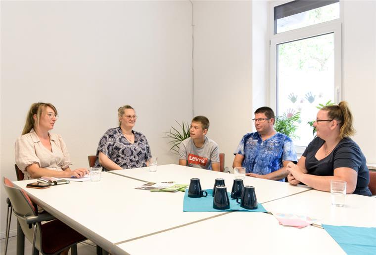 Sind gut im Gespräch (von links): die AWO-Mitarbeiterinnen Kerstin Nieschulze und Sylvia Stelljes mit einer Familie, die den Familenrat genutzt hat.
