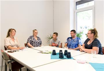 Sind gut im Gespräch (von links): die AWO-Mitarbeiterinnen Kerstin Nieschulze und Sylvia Stelljes mit einer Familie, die den Familenrat genutzt hat.