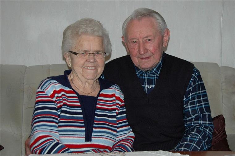 Seltenes Ereignis: Eiserne Hochzeit in Weertzen bei Zeven Sind heute auf den Tag genau 65 Jahre miteinander verheiratet: Christa und Erich Grams aus Weertzen.